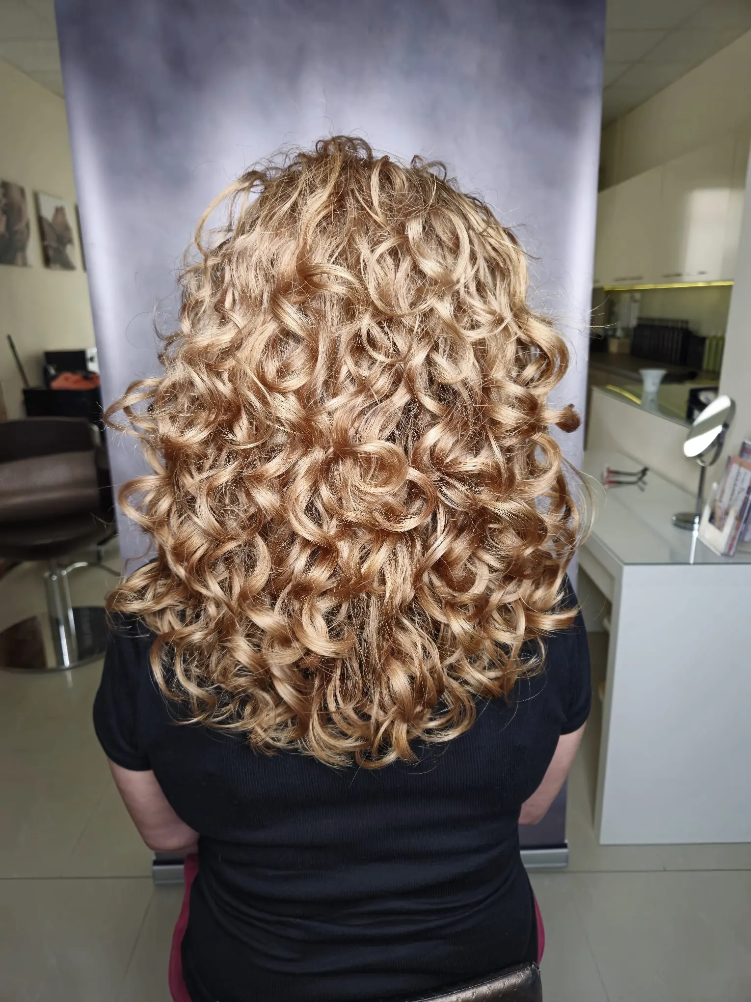 Kučery pred a po ošetrení a strihu curly method