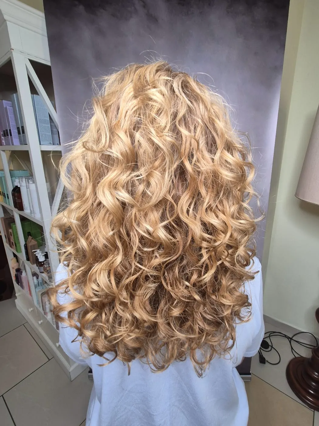 Kučery pred a po ošetrení a strihu curly method