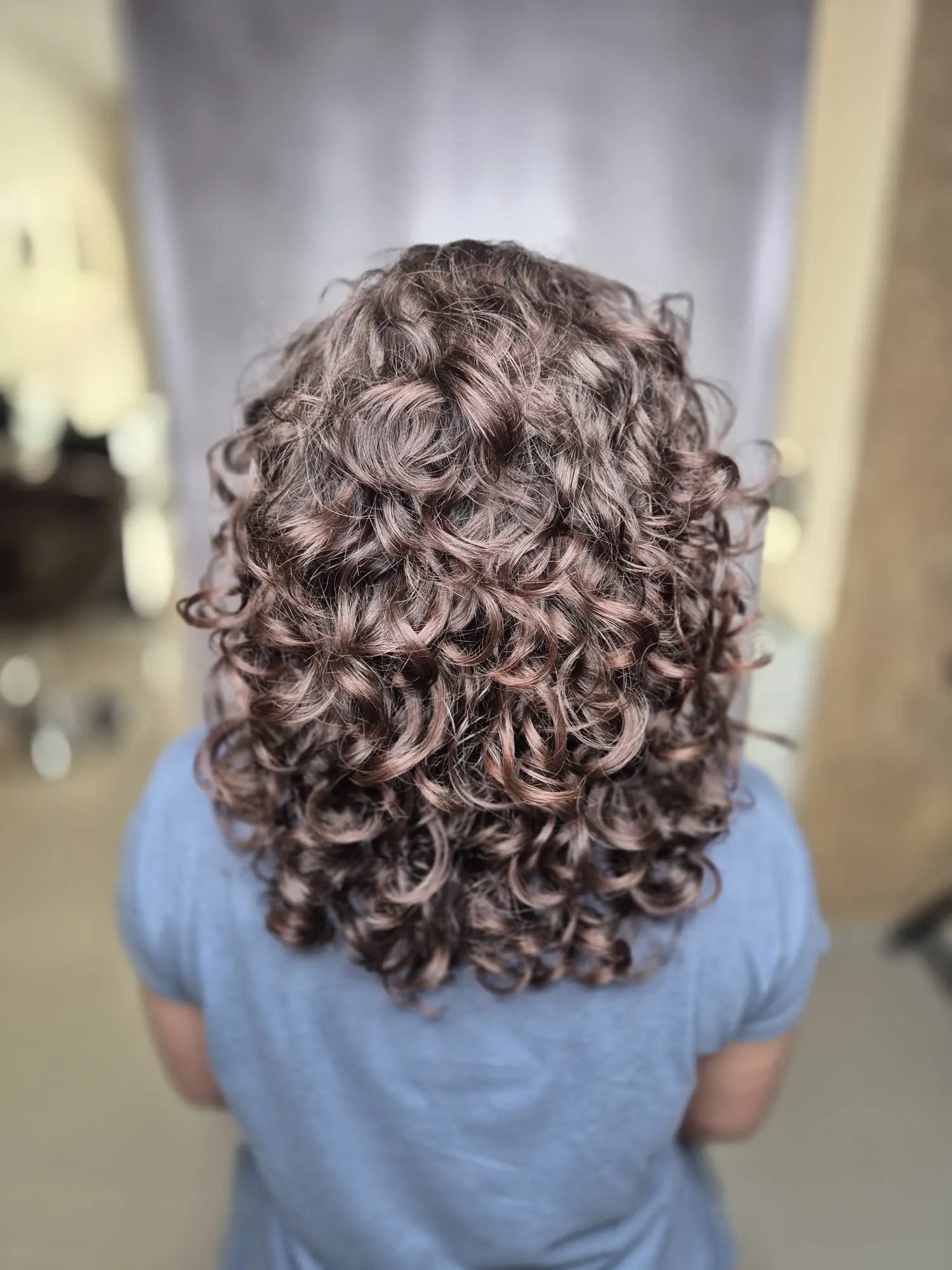 Kučeravé vlasy po strihu curly method v Salóne Classic
