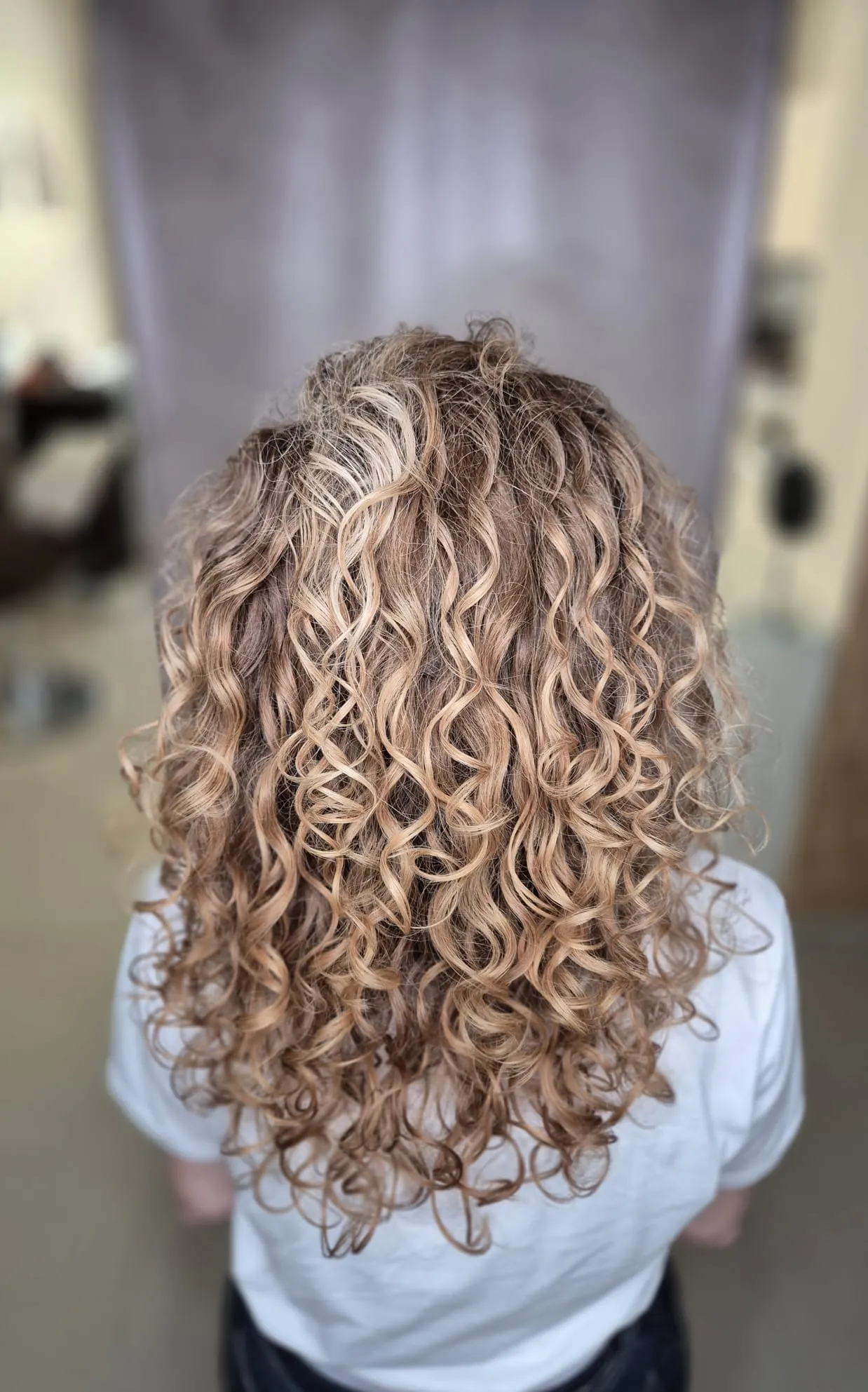 Kučeravé vlasy po strihu curly method v Salóne Classic