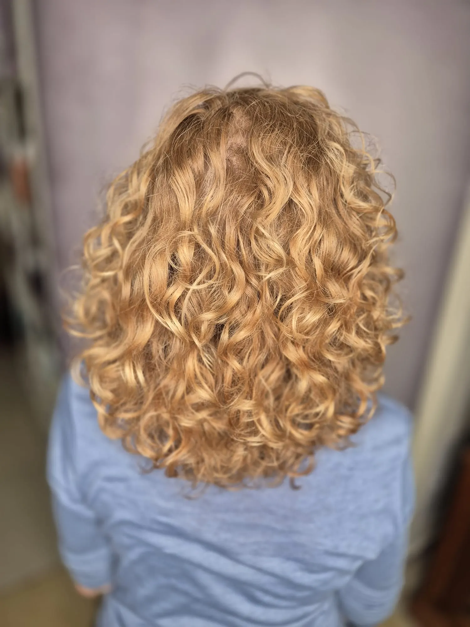 Kučeravé vlasy po strihu curly method v Salóne Classic
