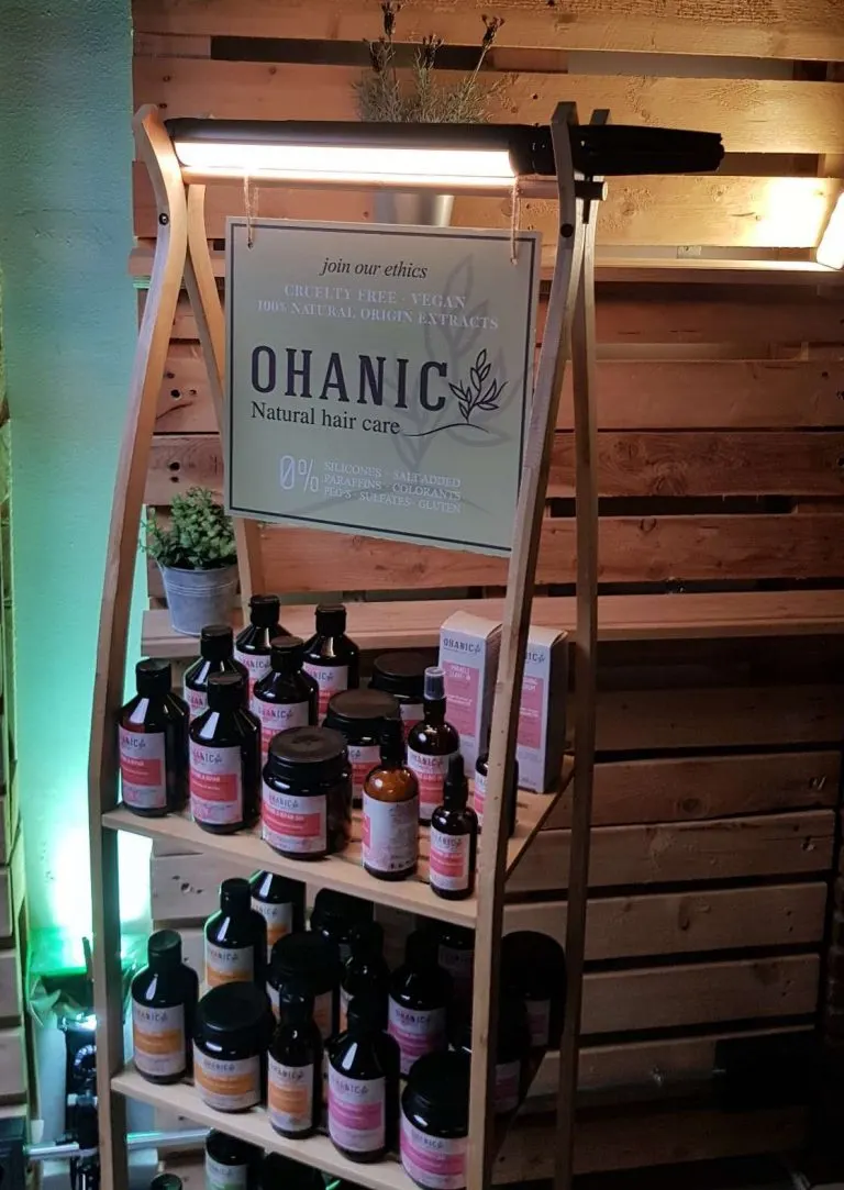 Stojan so značkou Ohanic Natural Hair Care